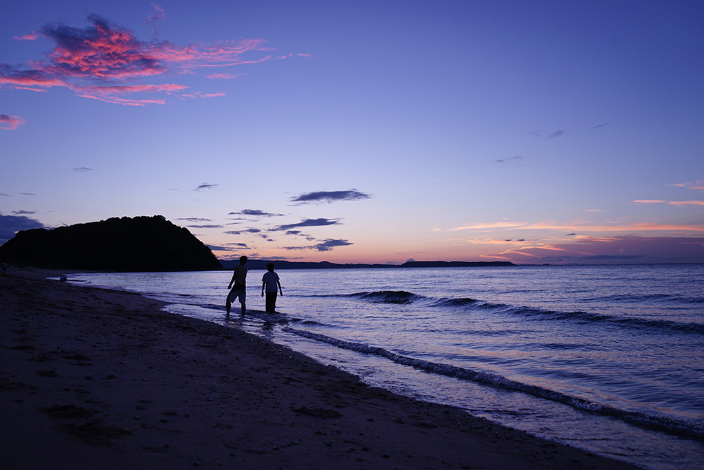 福岡県糸島市 夕暮れの浜辺を歩く姿