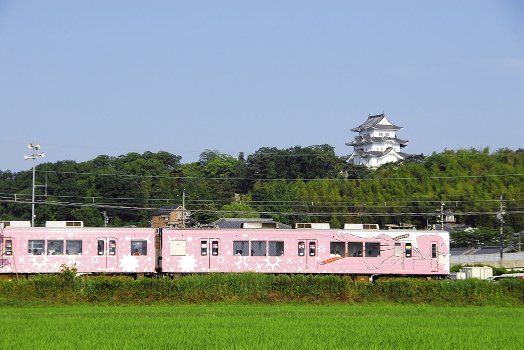 松本零士デザインの「忍者列車」ピンク