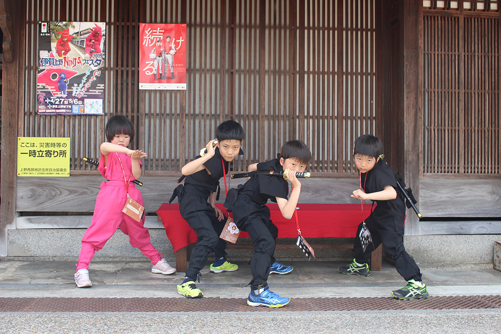 忍者の格好をした子ども達/忍者変身処(だんじり会館)(三重県/伊賀市)