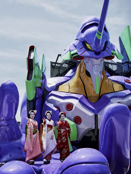 初号機の手のひらに乗り、記念撮影／東映太秦映画村（京都市右京区）