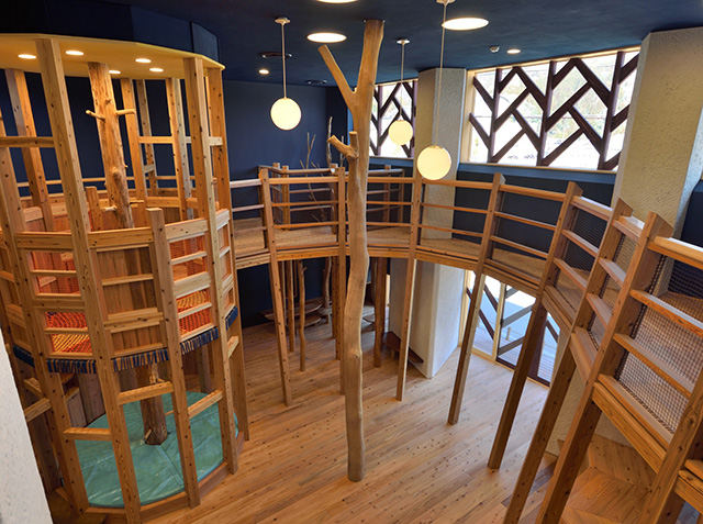 木組みの「森のアスレチック」/あそびハウスこどもと森(福井県/池田町)