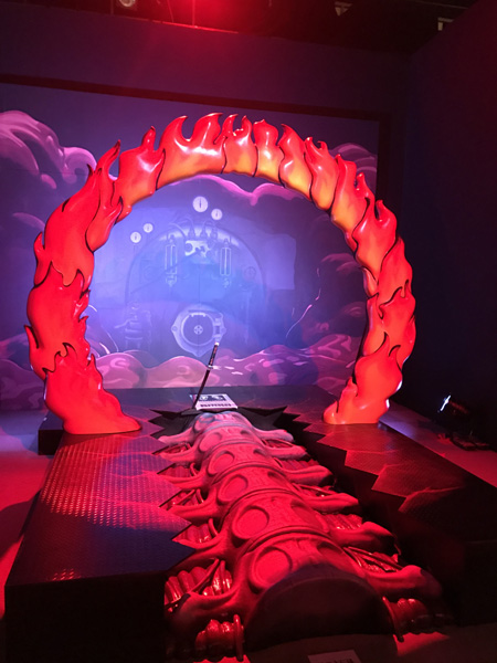 赤々と燃える炎の熱さも伝わってくるような劇場版・無限列車編の、あの名シーンのセット/東映太秦映画村(京都市右京区)