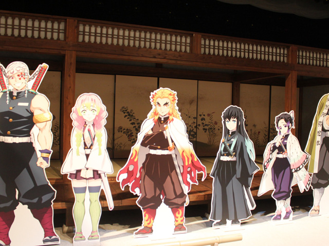 「お館様のお屋敷(産屋敷邸)」の前にズラリと並んだ柱たち/東映太秦映画村(京都市右京区)