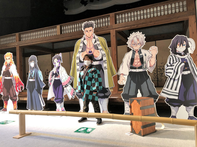 「お館様のお屋敷(産屋敷邸)」の前にズラリと並んだ柱たち/東映太秦映画村(京都市右京区)