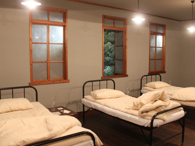 左から善逸、伊之助、炭治郎が傷を癒やしていたベッドが並ぶ「蝶屋敷」/東映太秦映画村(京都市右京区)