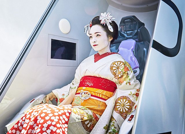 舞妓さんがコックピットに乗る様子/エヴァンゲリオン 京都基地（京都府/京都市）