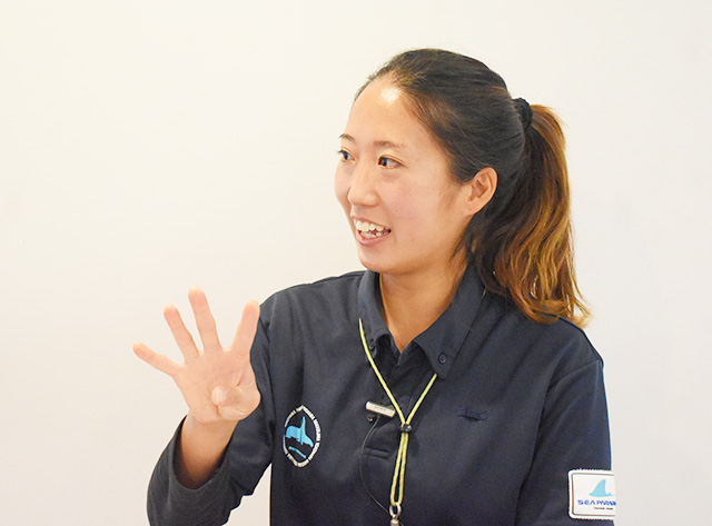 シロイルカに関する疑問に答える加登岡さん/横浜・八景島シーパラダイス(神奈川県/横浜市)