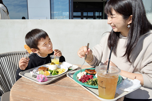 フードコートの屋外席/三井アウトレットパーク 横浜ベイサイド(神奈川県)