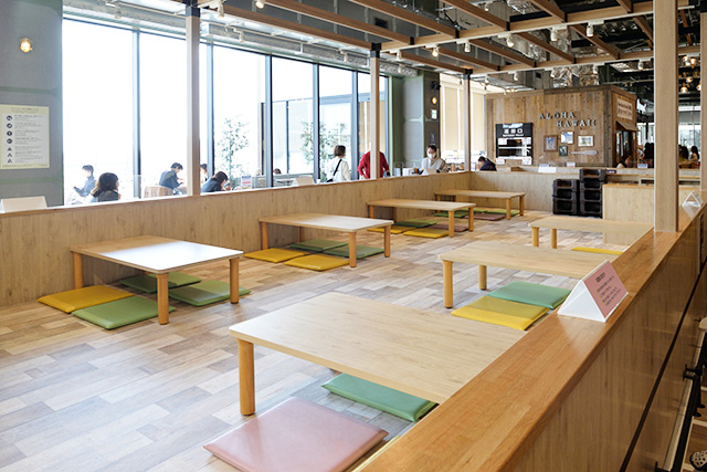 フードコート室内席/三井アウトレットパーク 横浜ベイサイド(神奈川県)