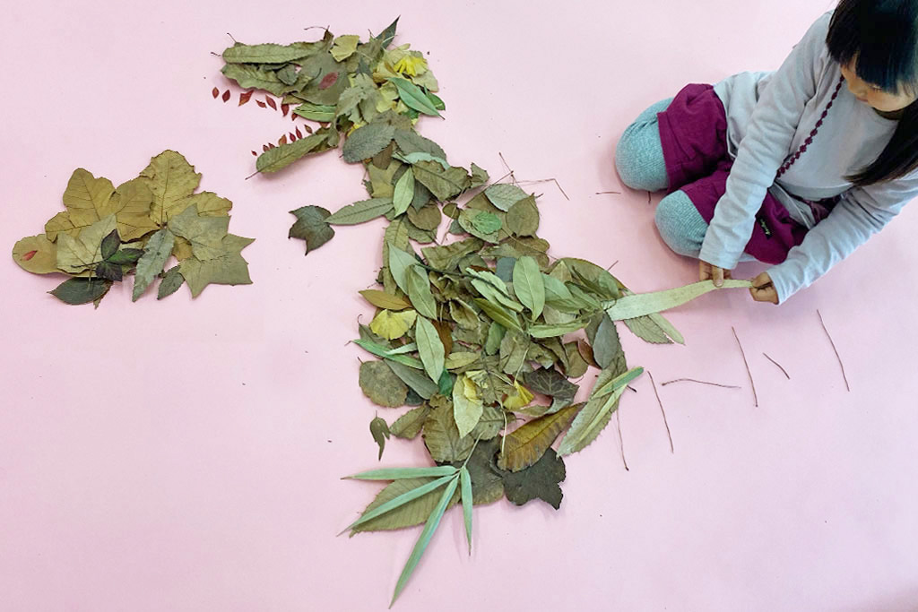 落ち葉アートの恐竜「ティラノサウルスとステゴサウルス」