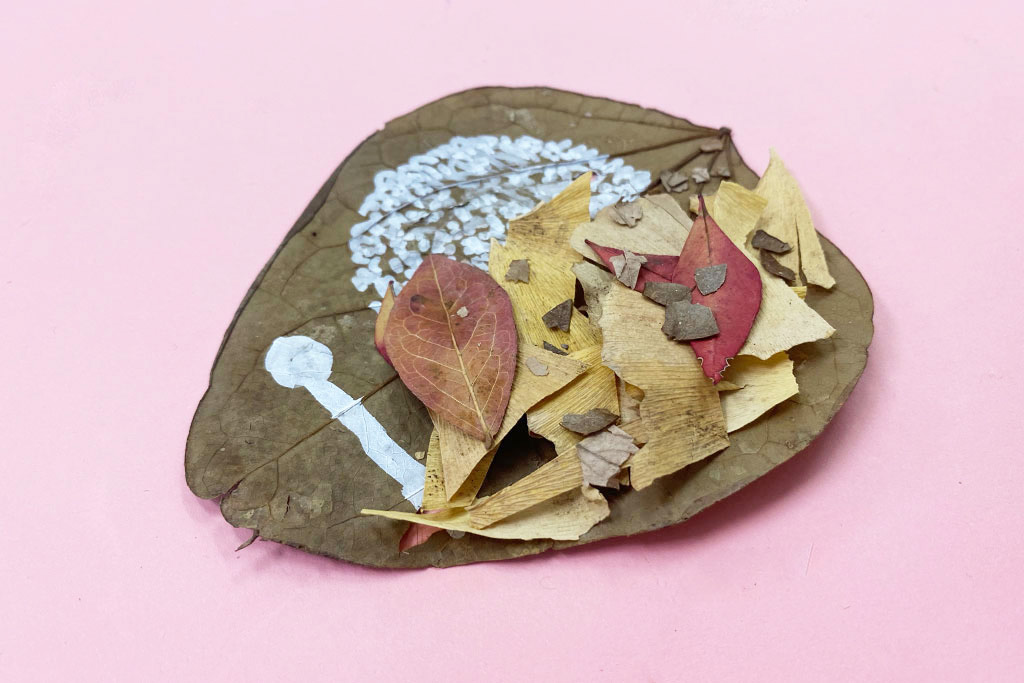 落ち葉アートの「カレーライス」