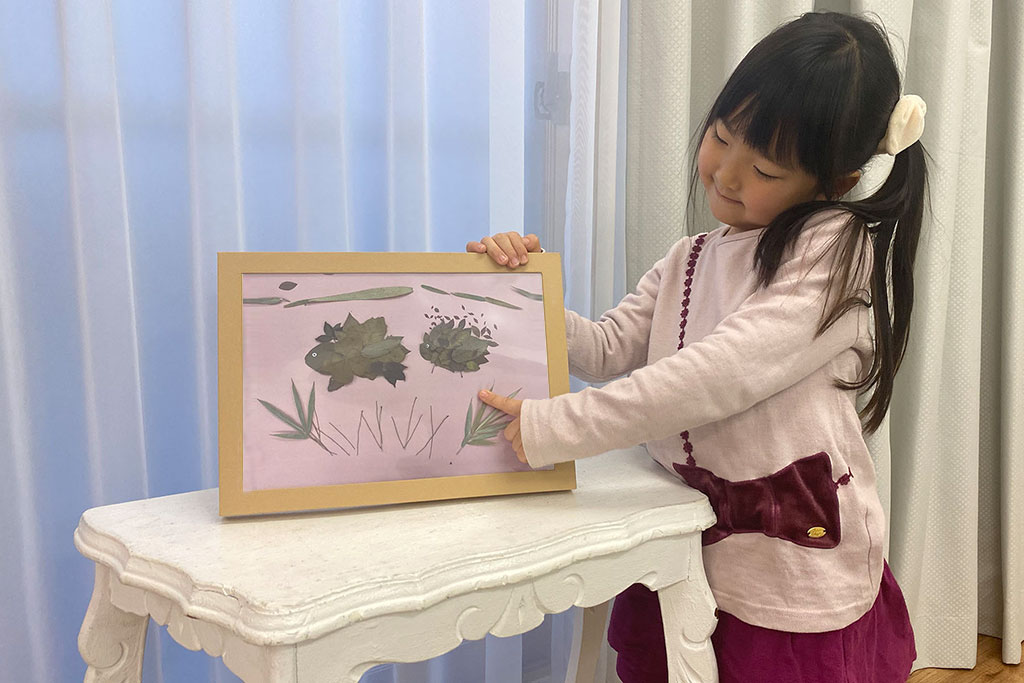 落ち葉アートの活用法：写真を撮って額に入れて飾る