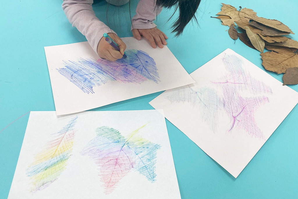 虹色や2色の葉っぱのフロッタージュ