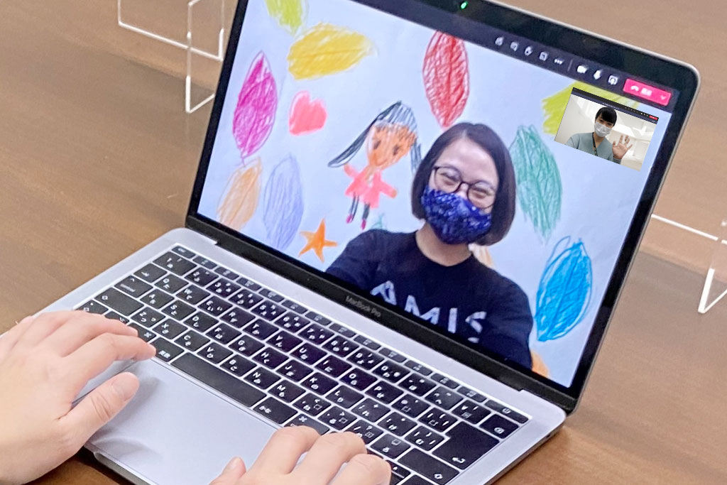 葉っぱフロッタージュの作品をオンライン会議の背景に