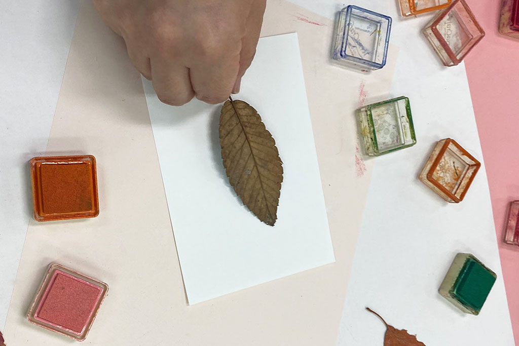 ポストカードに落ち葉を置く／ペタペタアート