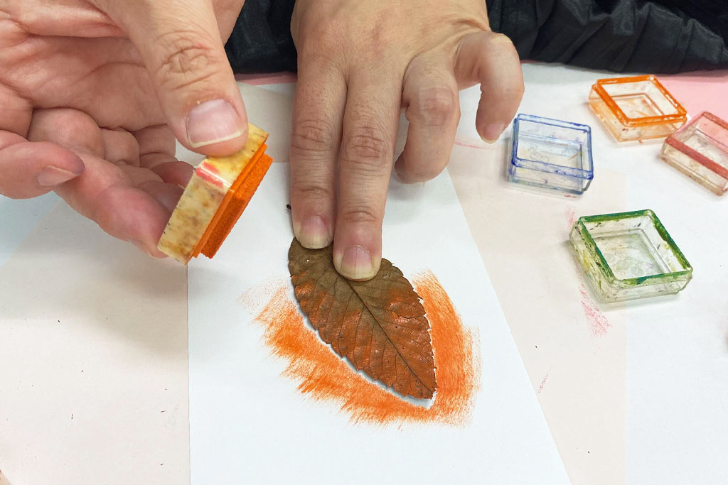 インクパッドで色付け／落ち葉でペタペタアート