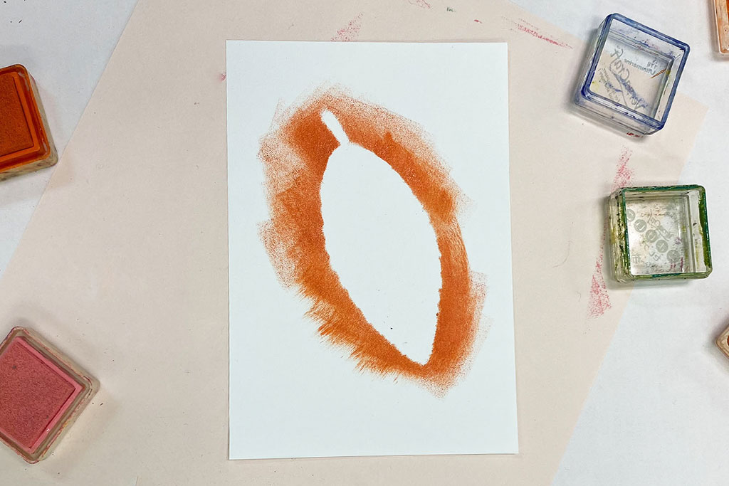 落ち葉をどかすと葉っぱの形が浮き上がる／落ち葉でペタペタアート