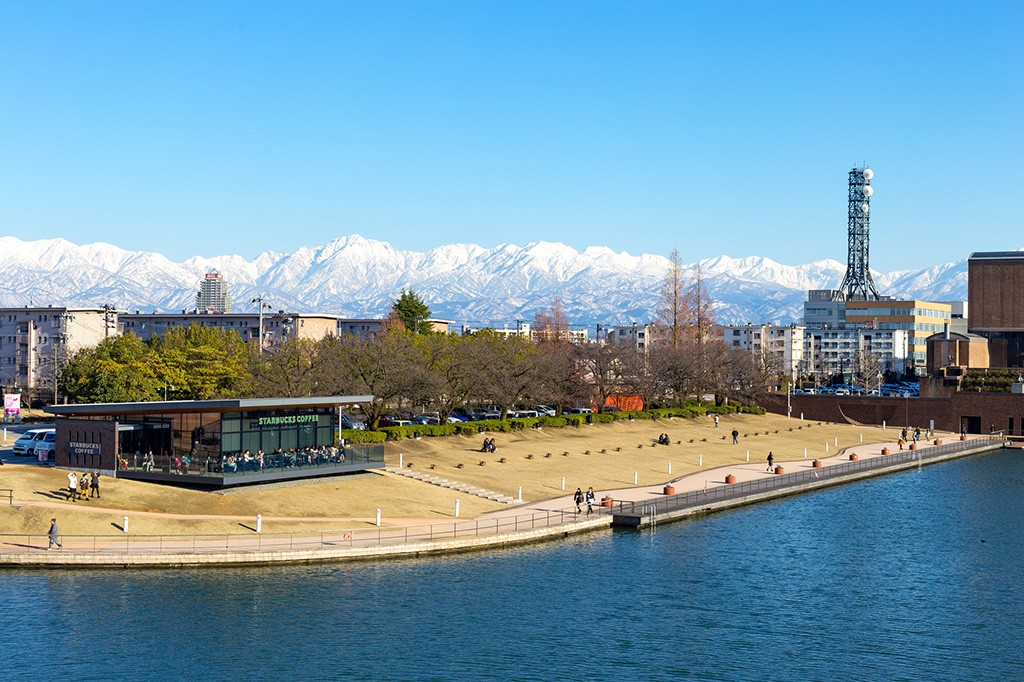 富山県富岩運河環水公園の「世界一美しいスターバックス」