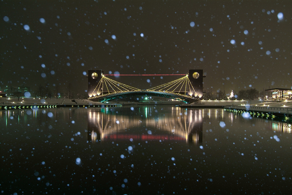 富山県富岩運河環水公園の天文橋
