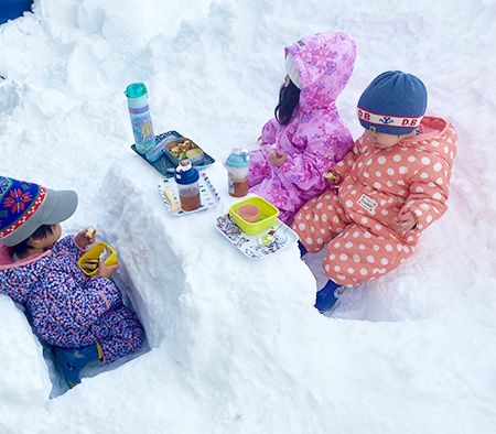 雪でつくったベンチとテーブルでキャンプ