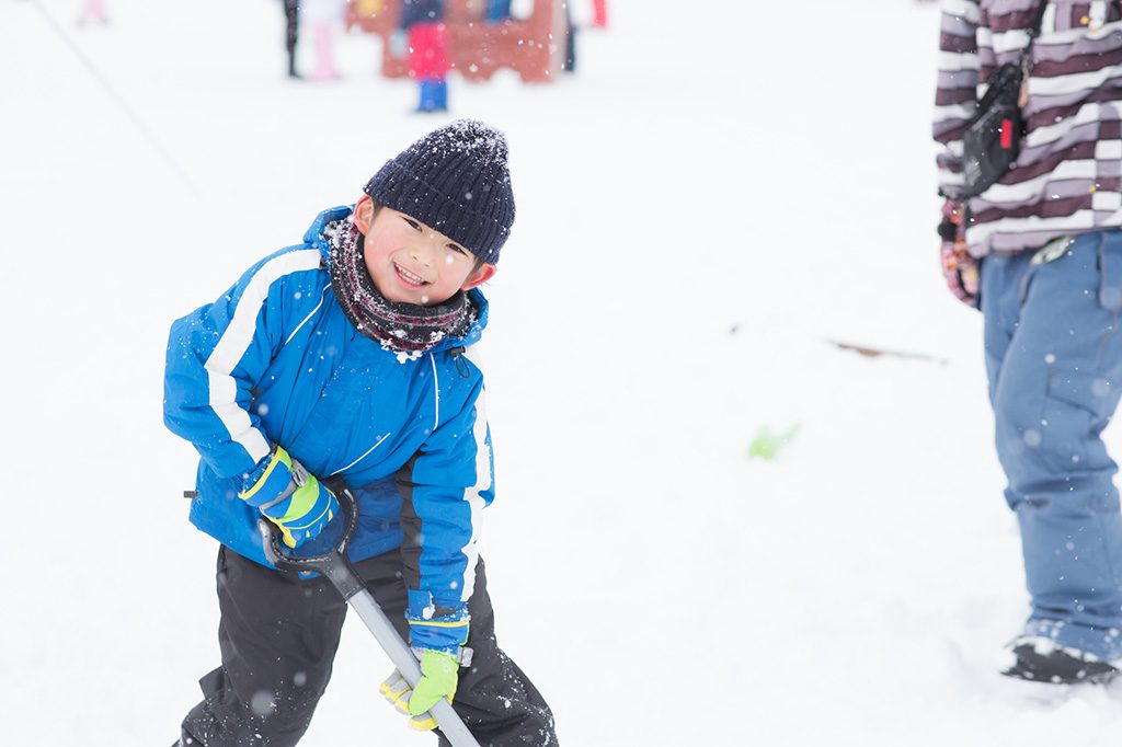 雪遊びをする子ども
