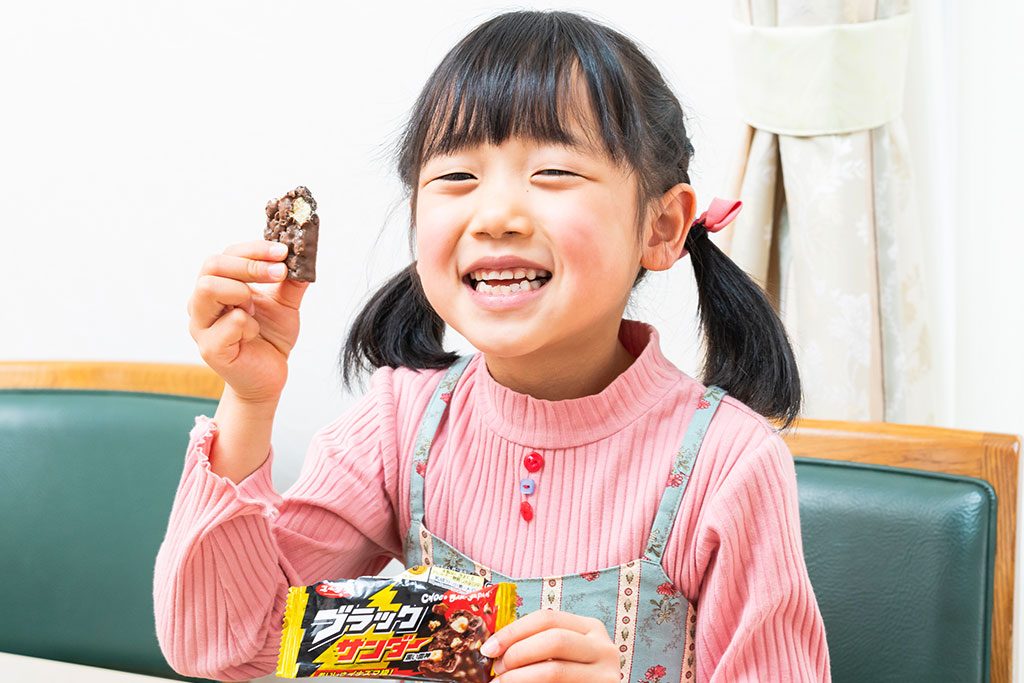 ブラックサンダーを持つ子ども