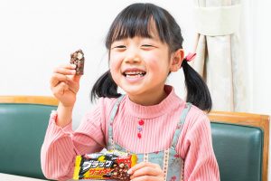ブラックサンダーを食べてガーナのカカオ農家を支援!-有楽製菓|SDGsキッズが行く!