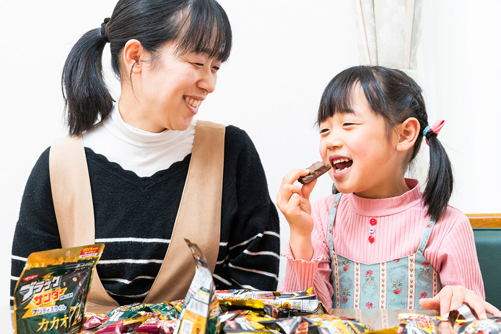 ブラックサンダーを食べる子ども