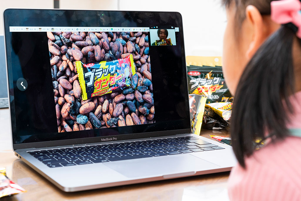 ブラックサンダーの解説を聞く様子