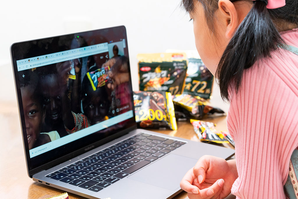 ブラックサンダーの解説を聞く様子