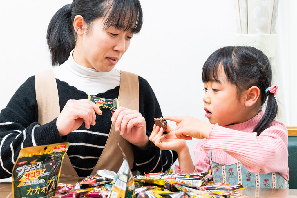 ブラックサンダーを食べる子ども