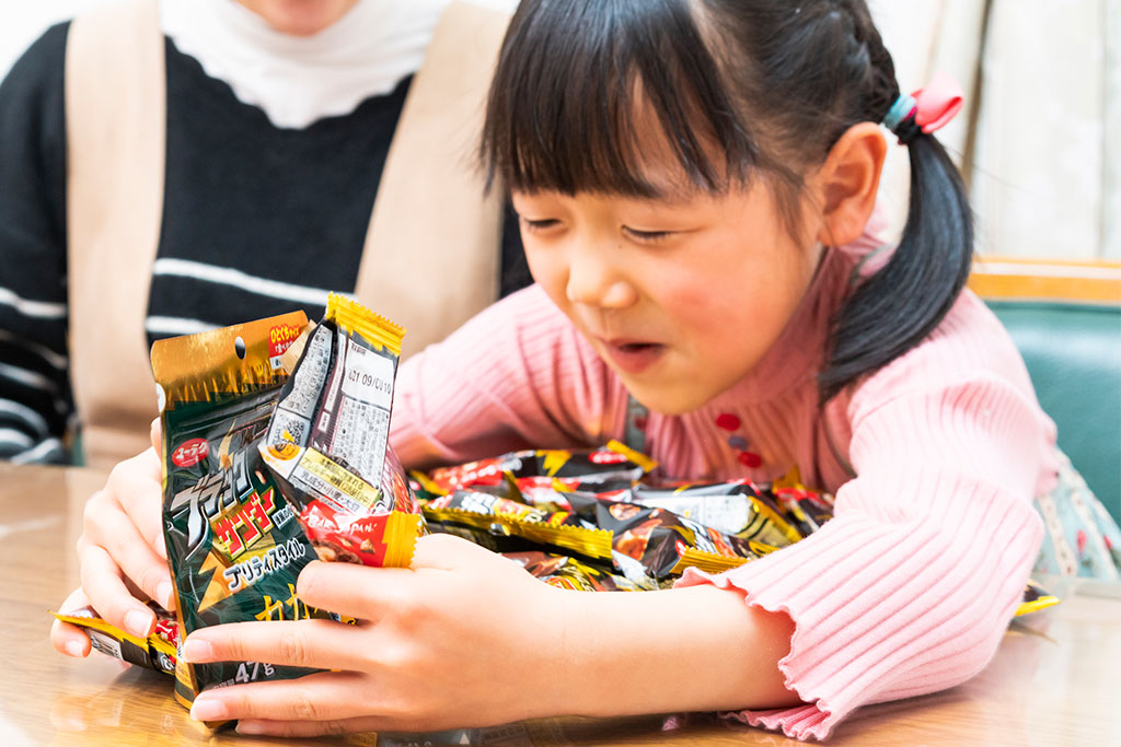 ブラックサンダーを抱きしめる子ども