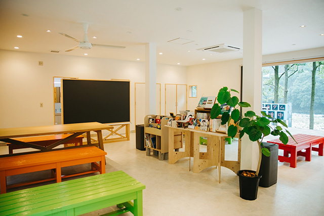 カフェと本屋が一体となっ たスペース/COMMON IDOE(熊本県甲佐町)