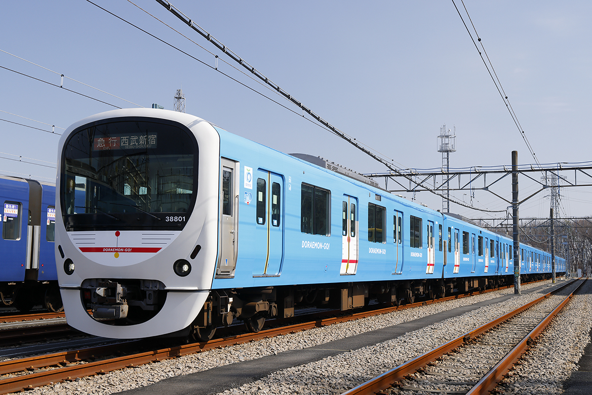 ラッピング電車「DORAEMON-GO!(ドラえもんゴー!)」/西武鉄道所沢駅(埼玉県/所沢市)