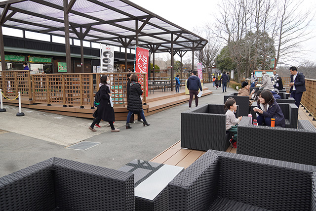 テラスのテーブルとチェア/姫路セントラルパーク(兵庫県/姫路市)