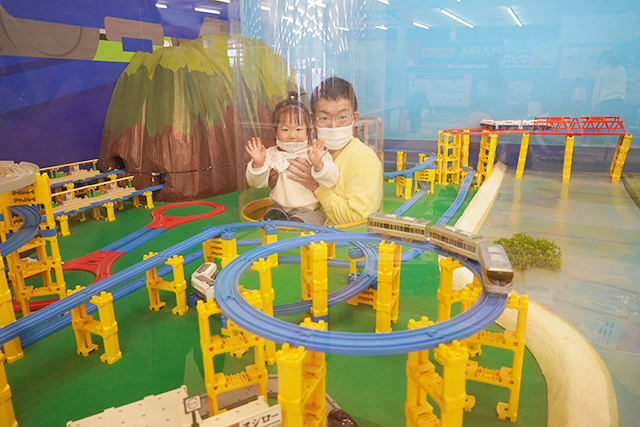 ジオラマの中に顔をだす様子/東条湖おもちゃ王国（兵庫県/加東市）