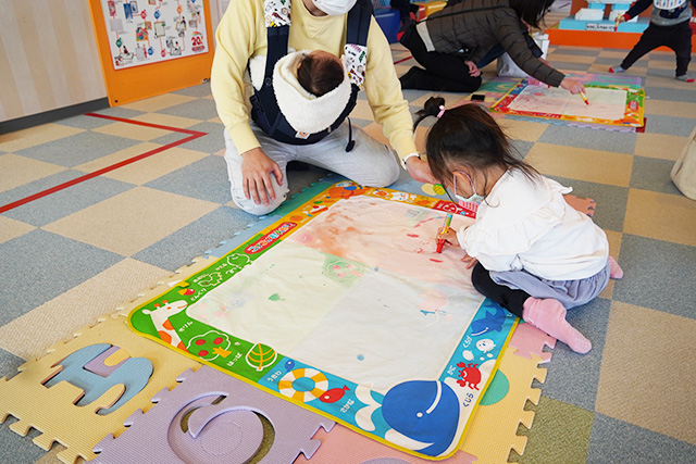 「まなびのハウス」でお絵かき/東条湖おもちゃ王国（兵庫県/加東市）