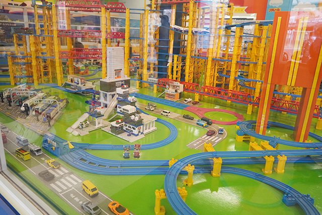 部屋の真ん中に作られたトミカの街/東条湖おもちゃ王国（兵庫県/加東市）