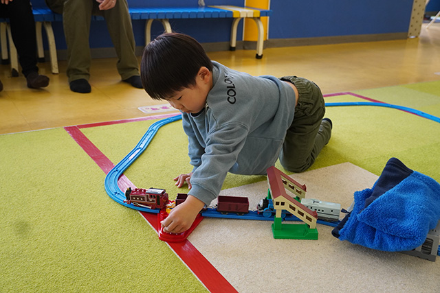プラレールで遊ぶ子ども/東条湖おもちゃ王国（兵庫県/加東市）