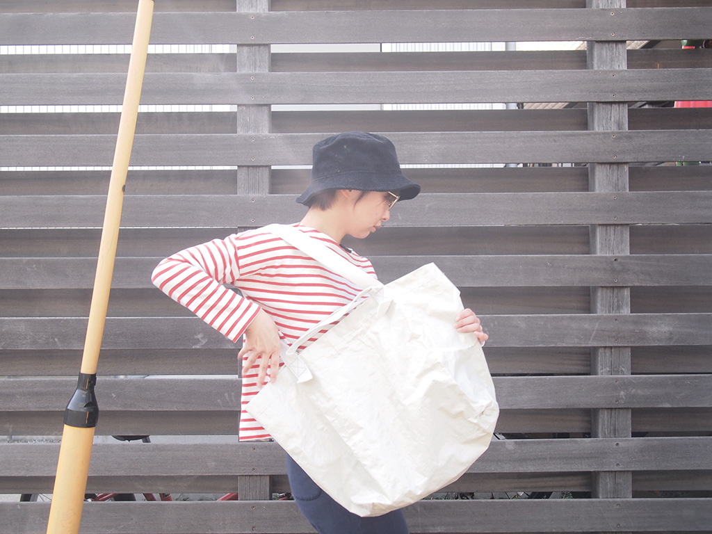 無印良品のポリエチレン・トートバッグを持つ様子