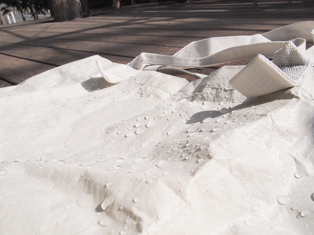 無印良品の濡れたポリエチレン・トートバッグ