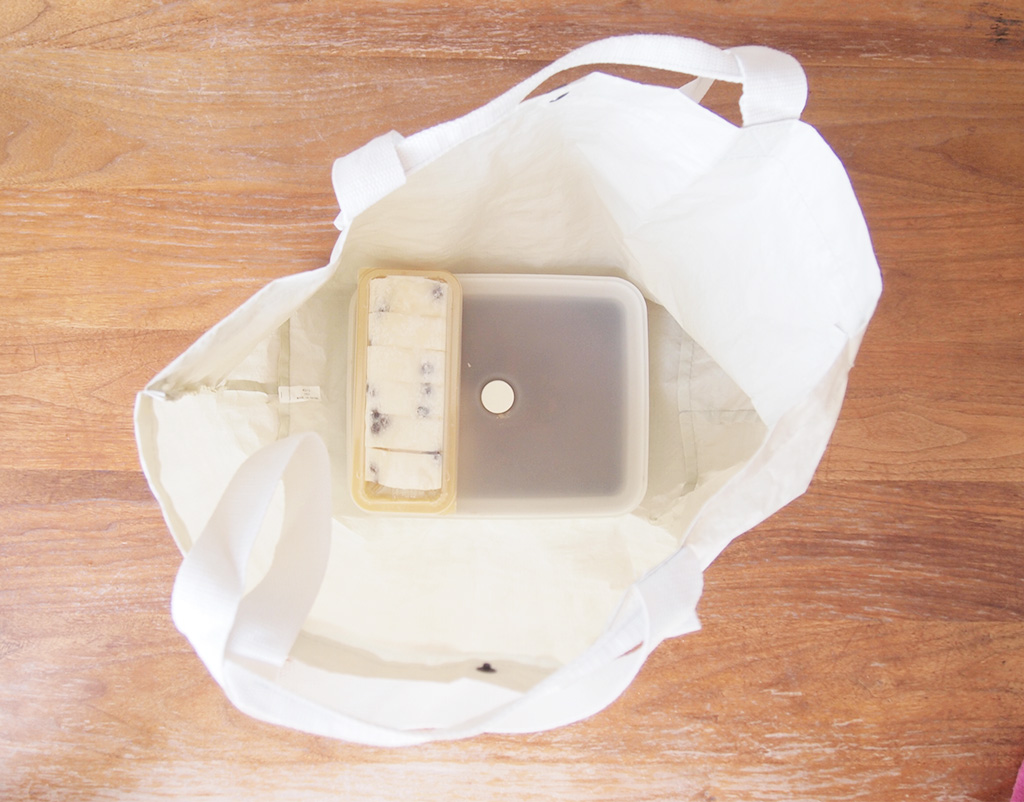 マチの広い、無印良品のポリエチレン・トートバッグ