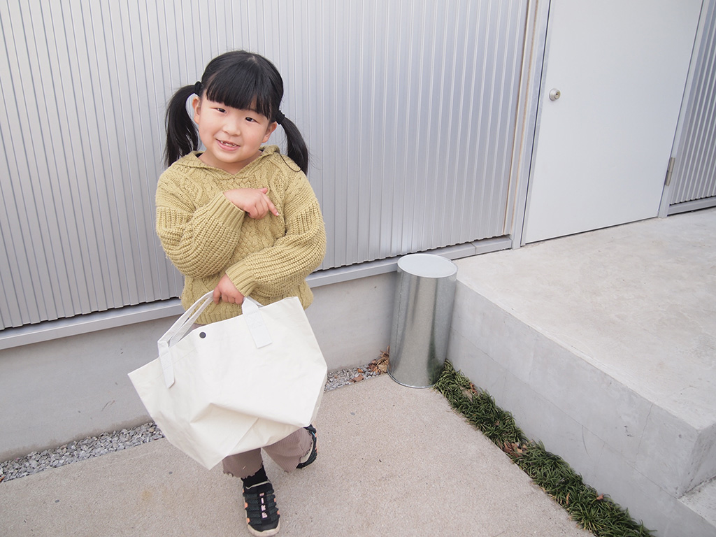 無印良品のポリエチレン・トートバッグを持つ子ども