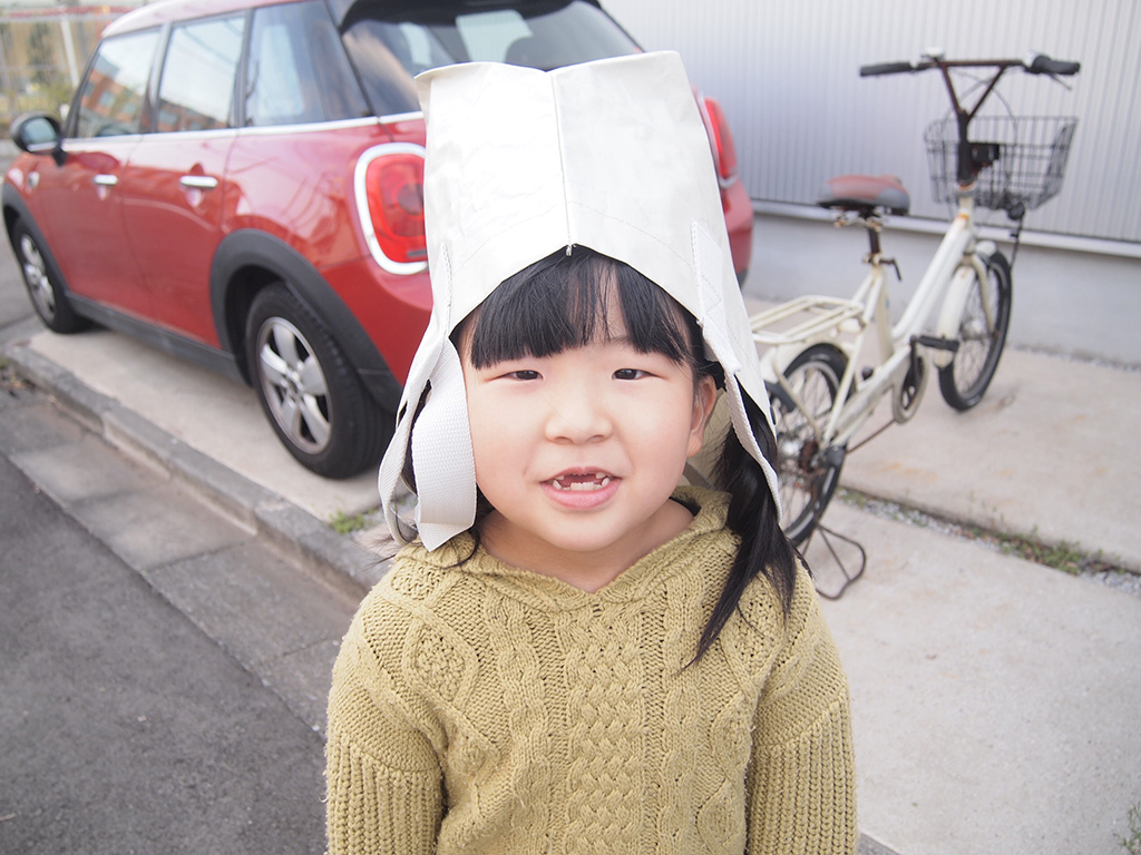 無印良品のポリエチレン・トートバッグを被る子ども