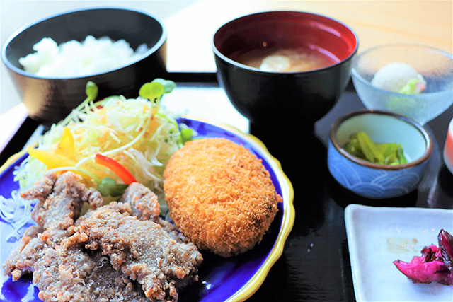 鯨のミックス定食/太地町立くじらの博物館（和歌山県）