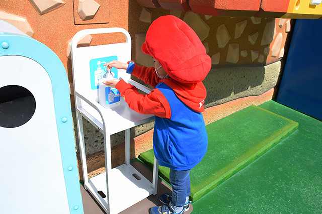 消毒液をする様子/USJ「スーパー・ニンテンドー・ワールド」（大阪府/大阪市）