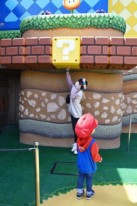 「ハテナブロック」を叩く様子/USJ「スーパー・ニンテンドー・ワールド」（大阪府/大阪市）