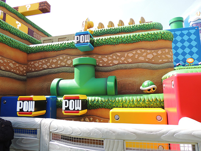 土管の上にいるノコノコをひっくり返せばキーを入手できます/USJ「スーパー・ニンテンドー・ワールド」（大阪府/大阪市）