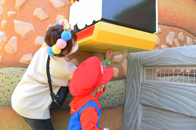 タイミングよくブロックをパンチ/USJ「スーパー・ニンテンドー・ワールド」（大阪府/大阪市）