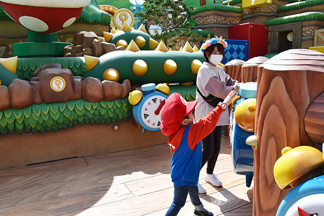 目覚まし時計を止める様子/USJ「スーパー・ニンテンドー・ワールド」（大阪府/大阪市）